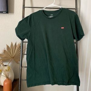 Forest green Levi’s t-shirt.